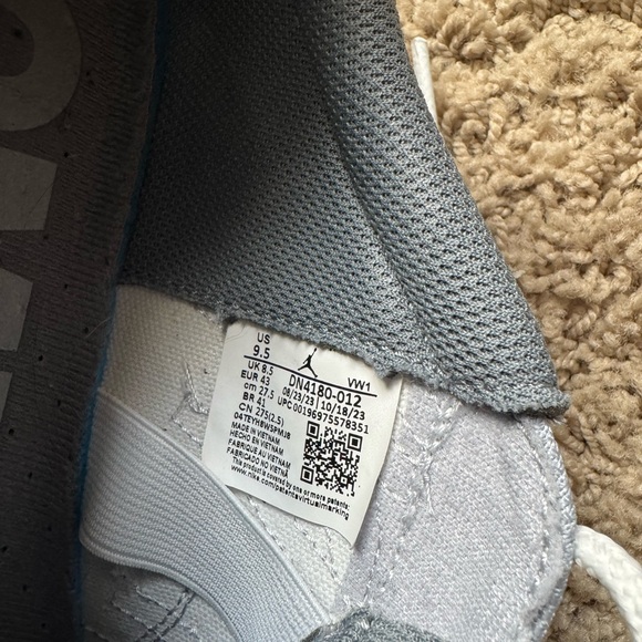 Nike Jordans 11 CMFT Low Men’s Sneakers - Picture 12 of 12